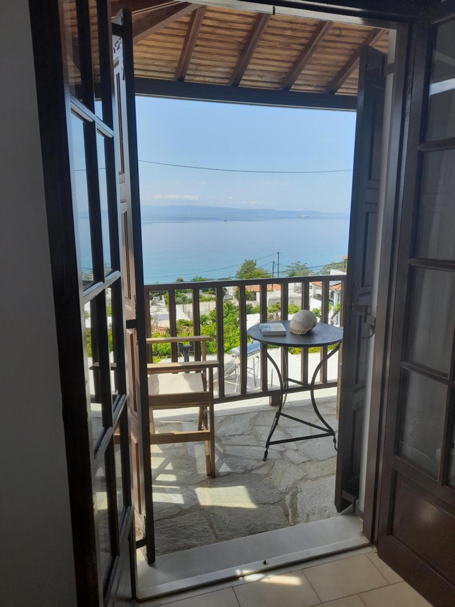 Lilian Beachfront Apartments Neo Klima Bagian luar foto