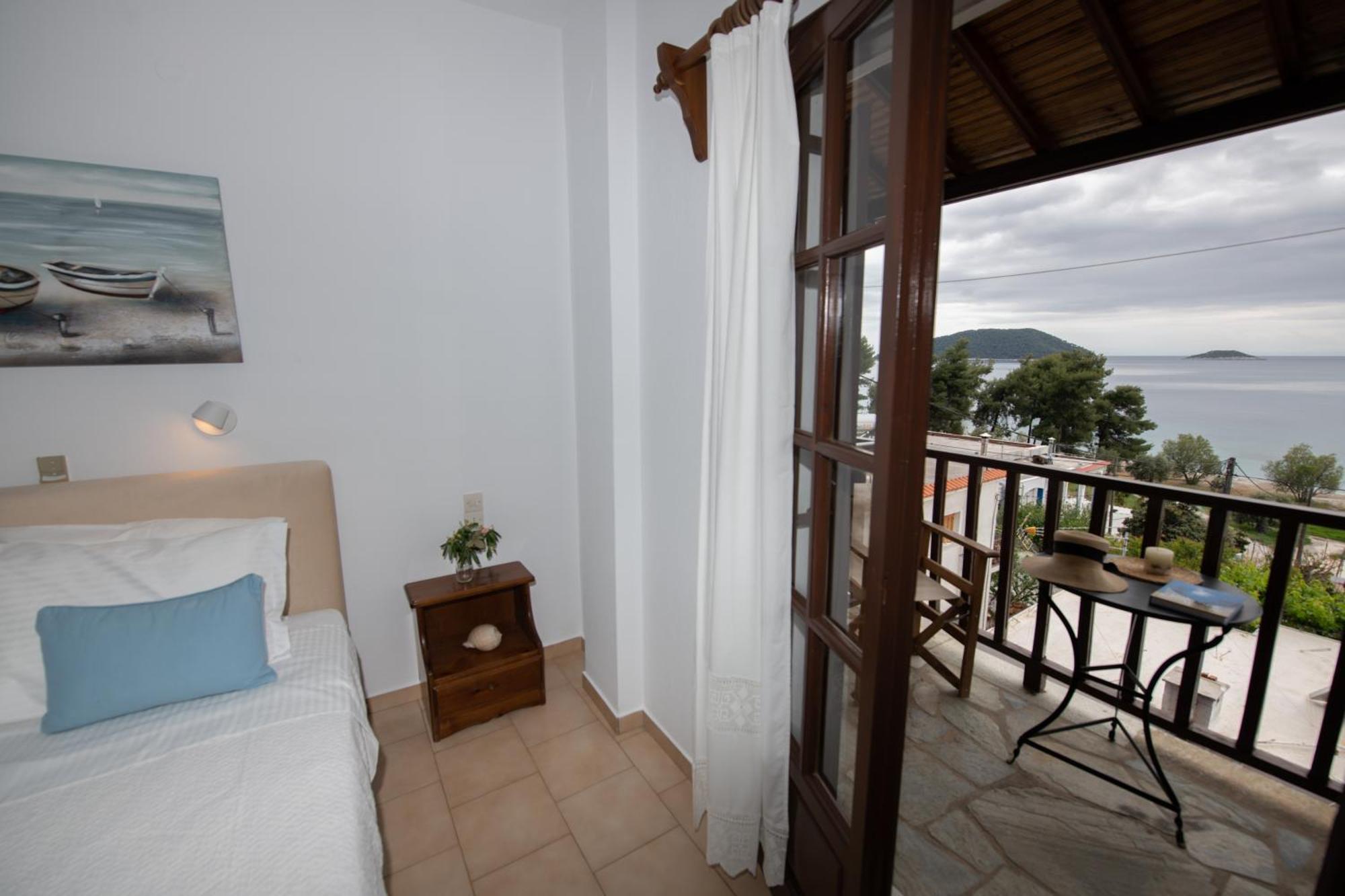 Lilian Beachfront Apartments Neo Klima Bagian luar foto