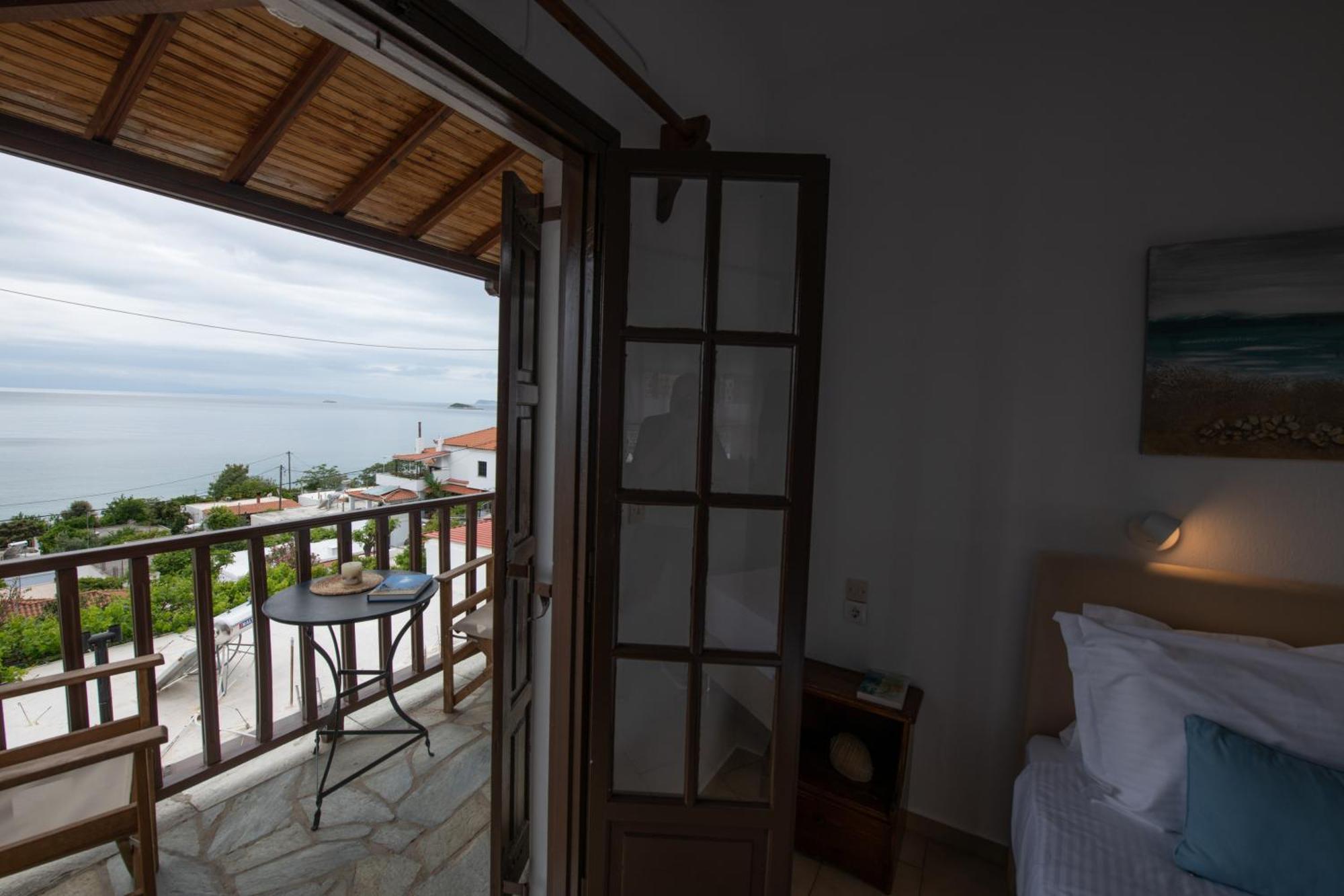 Lilian Beachfront Apartments Neo Klima Bagian luar foto