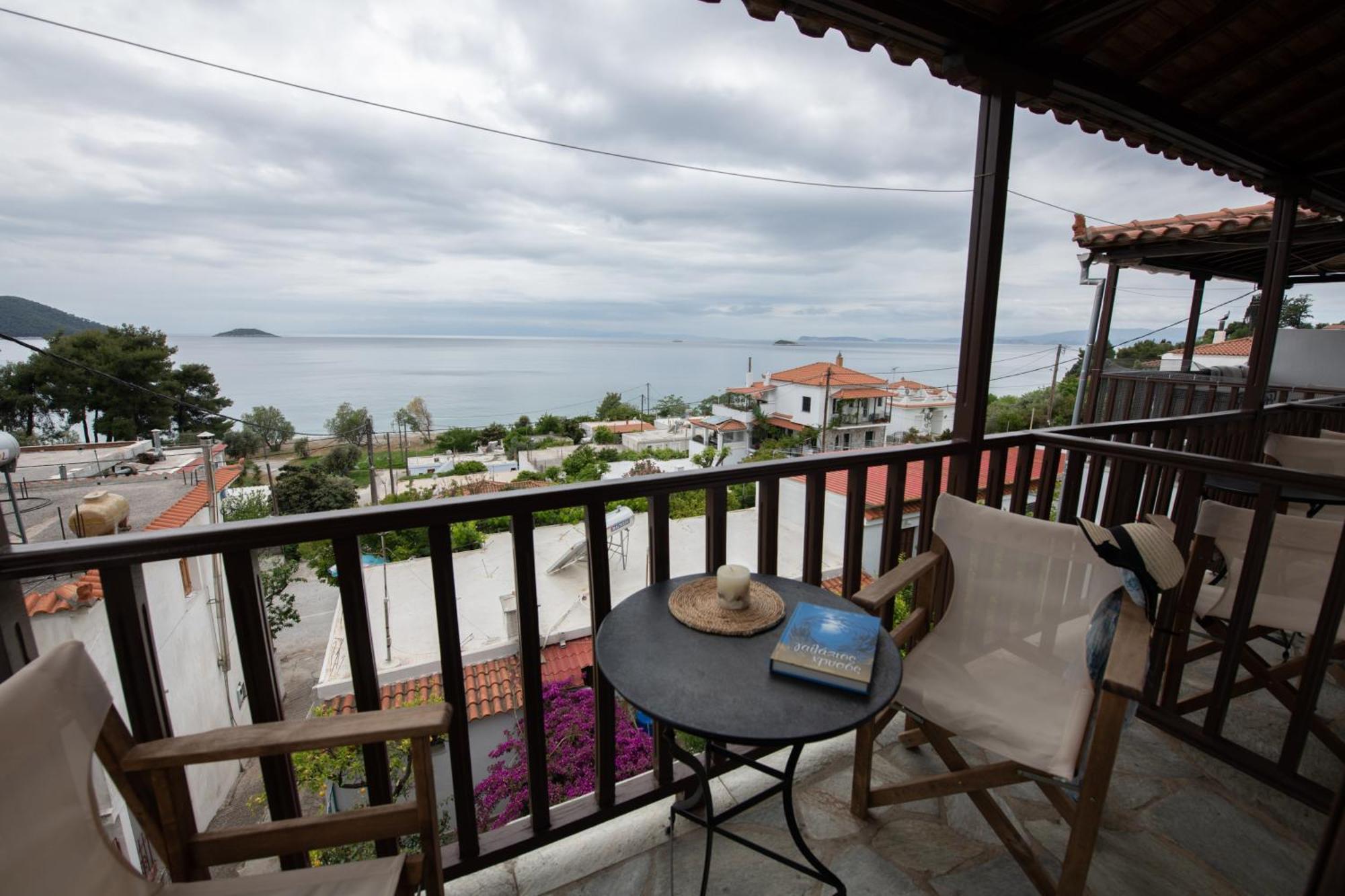Lilian Beachfront Apartments Neo Klima Bagian luar foto