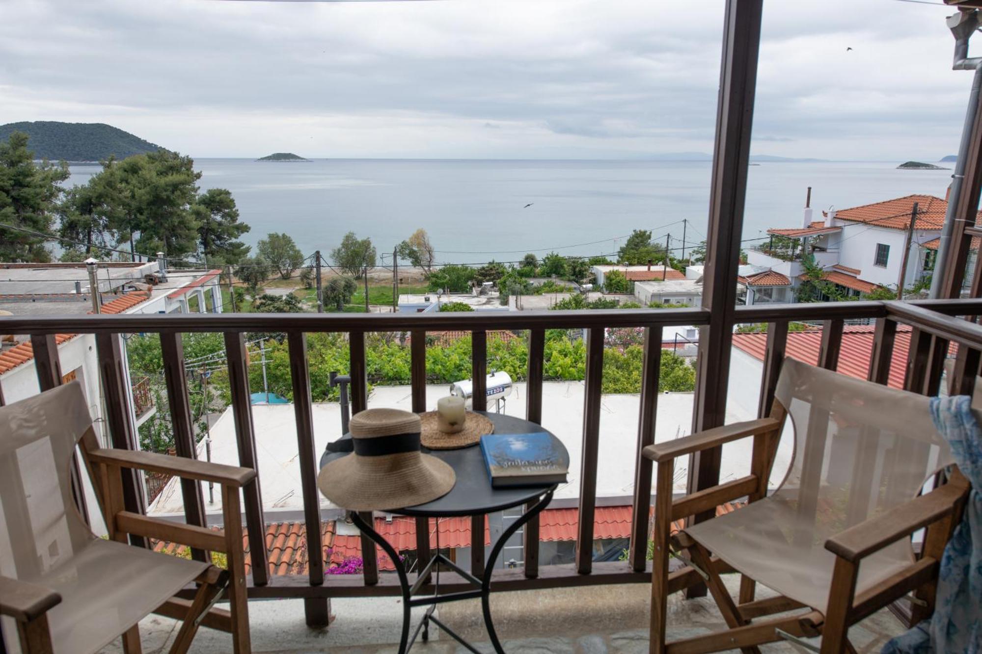 Lilian Beachfront Apartments Neo Klima Bagian luar foto
